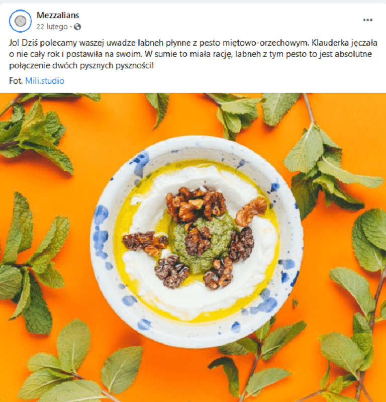 Post na FB restauracji Mezzalians - zdjęcie płynnego labneh z pesto miętowo-orzechowym